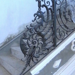 balustrady-schodowa-wewnetrzna-metalowa-kuta-w-stylu-gotyckim-b160