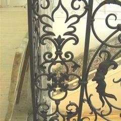 balustrady-schodowa-wewnetrzna-metalowa-kuta-w-stylu-gotyckim-b160d